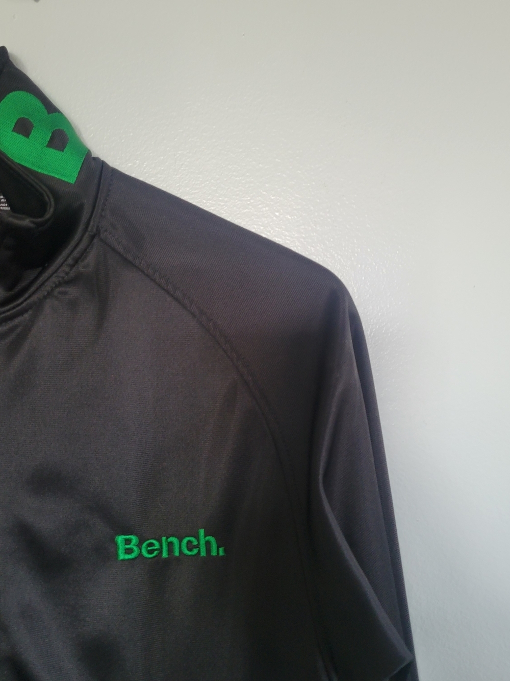 BENCH Zip-Up Jacket with Green Logo Accents Size Mens M Athleisure Lightweight - Picture 3 of 11